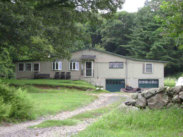 Building photograph for 195 NONNEWAUG RD